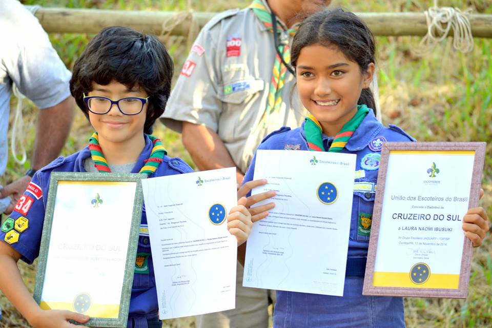 Lobinhos Nicolas E Laura Recebem O Distintivo Cruzeiro Do Sul